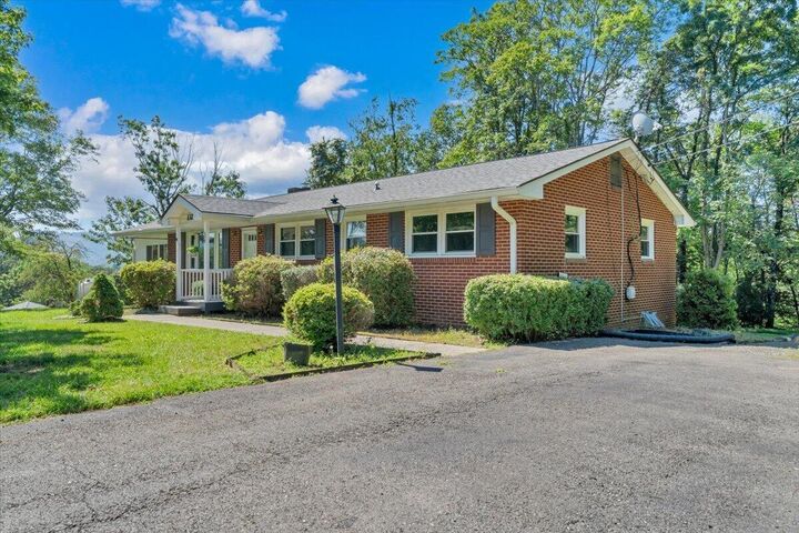 Property Photo: 1322 Lakeridge Cir VA 24175