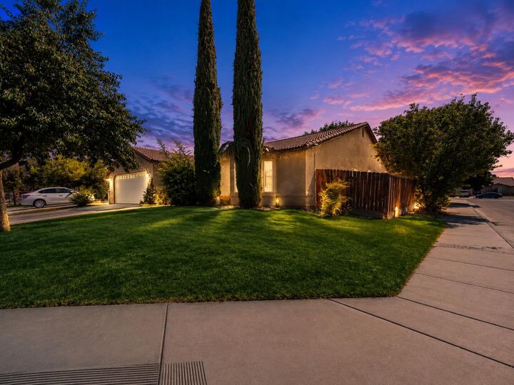 Property Photo: 1860 Shamrock Court CA 93280