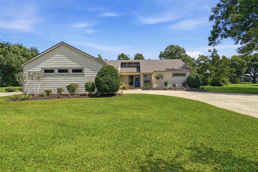 Property Photo:  910 S Tamela Drive S  LA 70605 