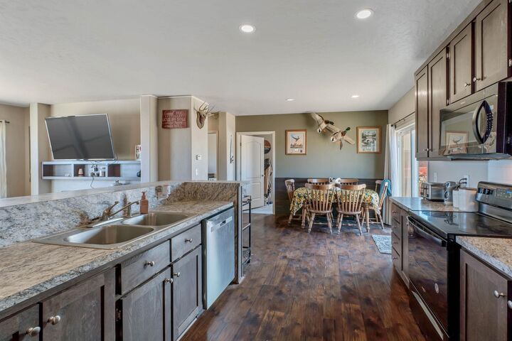 Property Photo:  1002 S Dover Rd  WA 99022 