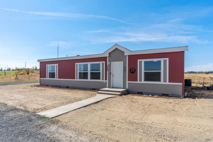 Property Photo:  1002 S Dover Rd  WA 99022 