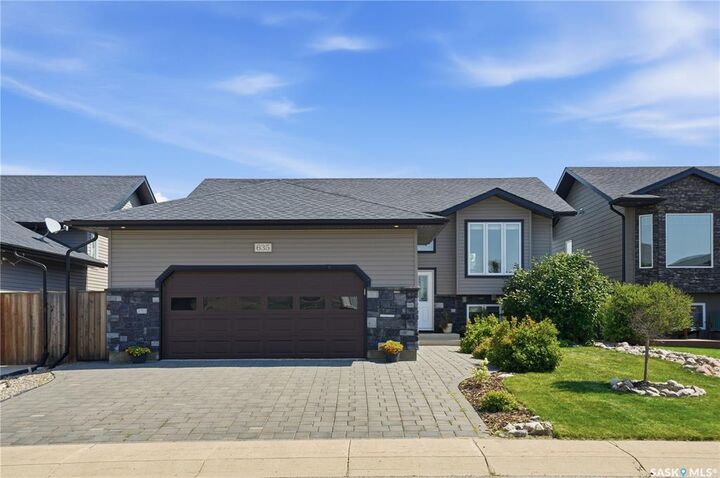 Property Photo: 635 Redwood Crescent SK S0K 4S2