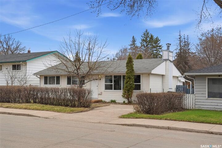 Property Photo:  1721 E Avenue N  SK S7L 1V3 