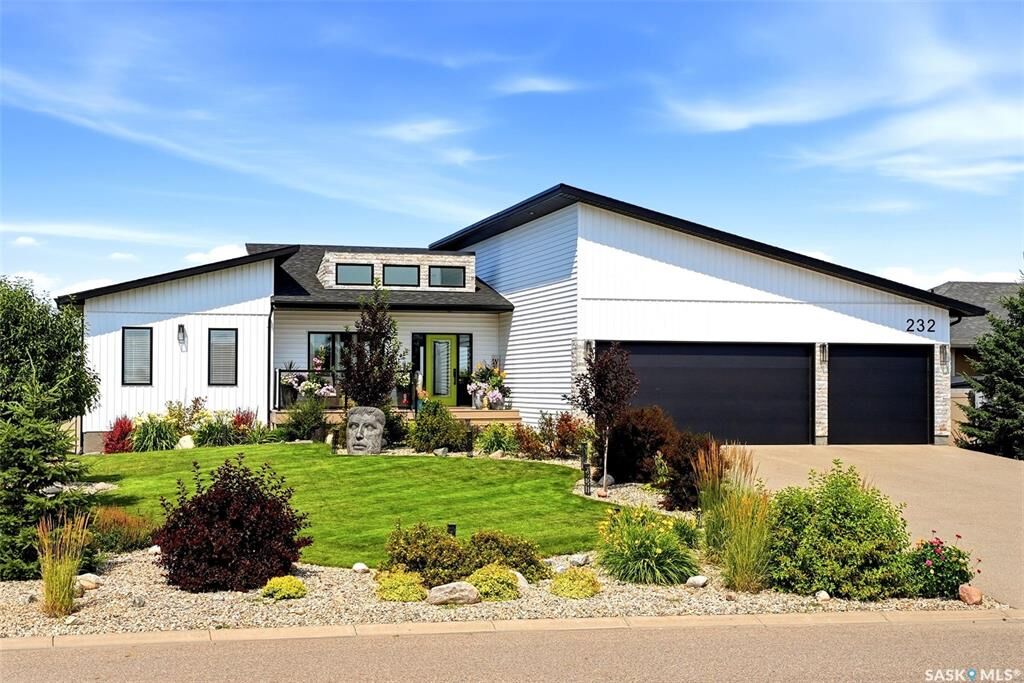 Property Photo:  232 Edgewood Drive  SK S2V 1C3 