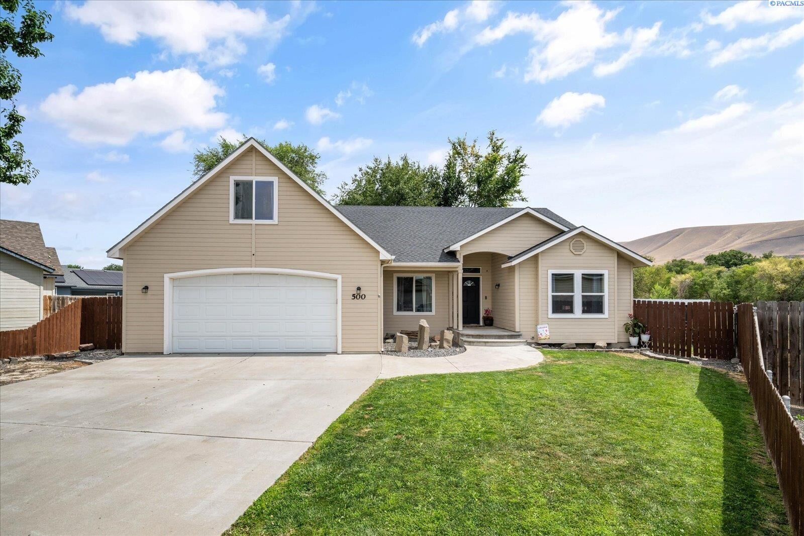 Property Photo:  500 Paver Ct  WA 99320-7845 