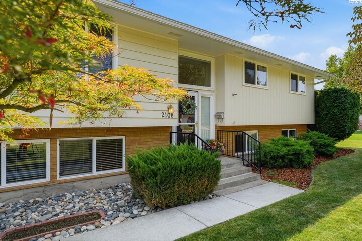 Property Photo: 2108 Hoxie Ave WA 99354