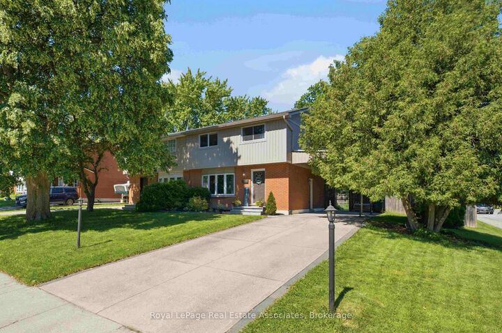 Property Photo:  2 Wedgewood Avenue  ON L8K 5L8 