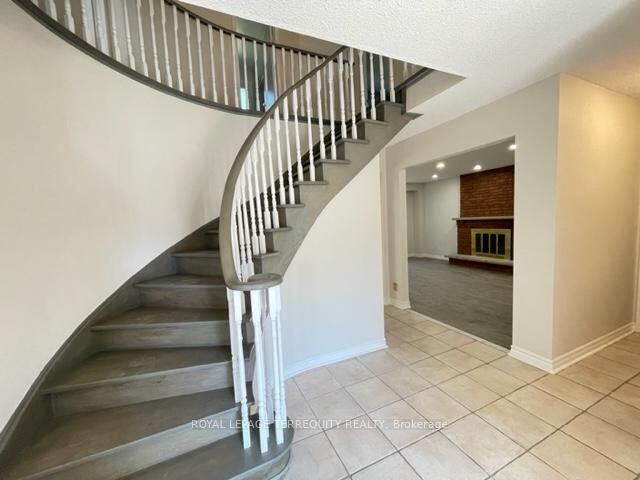 Property Photo:  743 Fieldstone Road  ON L5C 3K7 