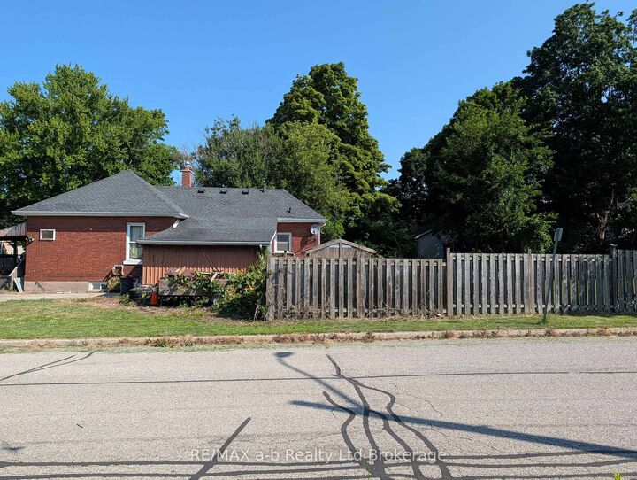 Property Photo:  77 Hincks Street  ON N4S 3X2 