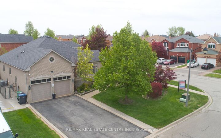 1 Kirkwood Crescent — photo 1