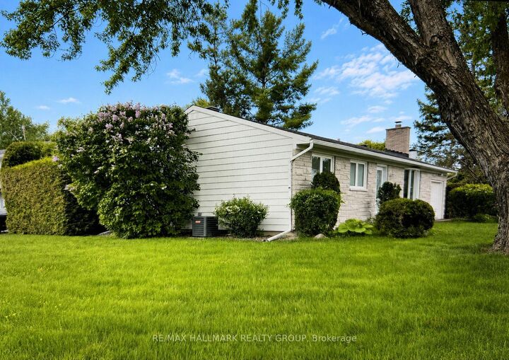 Property Photo: 20 Cramer Drive ON K2H 5X5