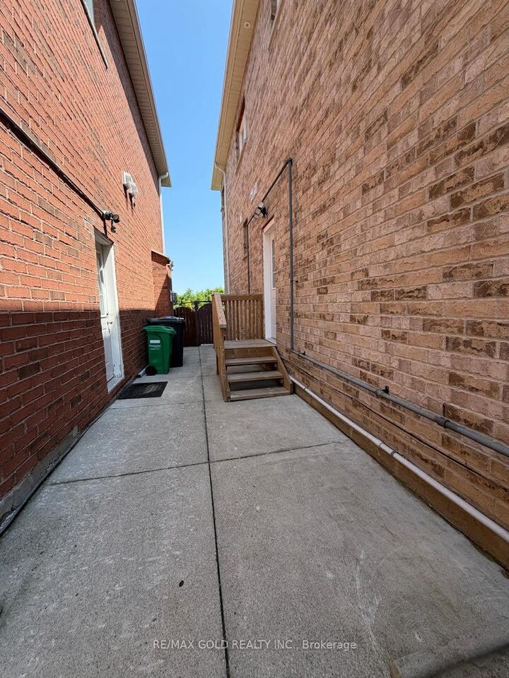 Property Photo: 20 Hiking Court Bsmt ON L6T 0M6