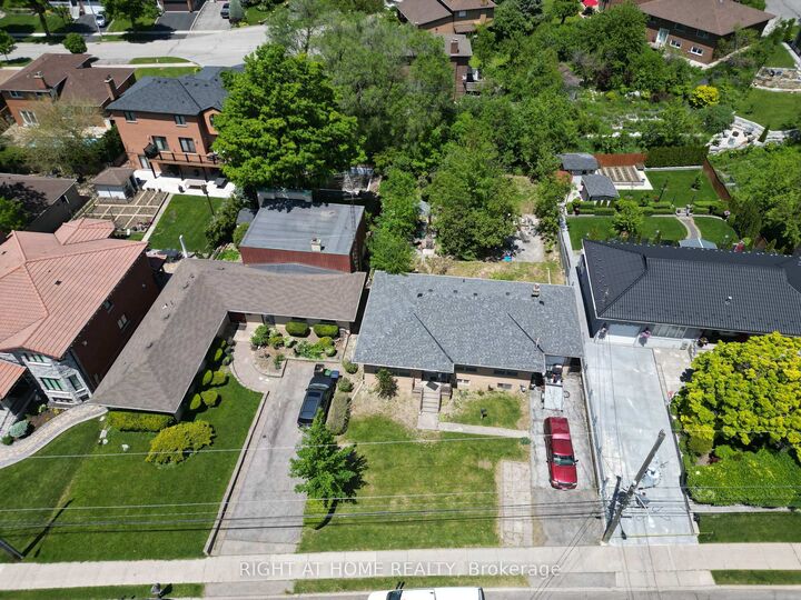 Property Photo: 362 Maple Leaf Drive ON M6L 1P4
