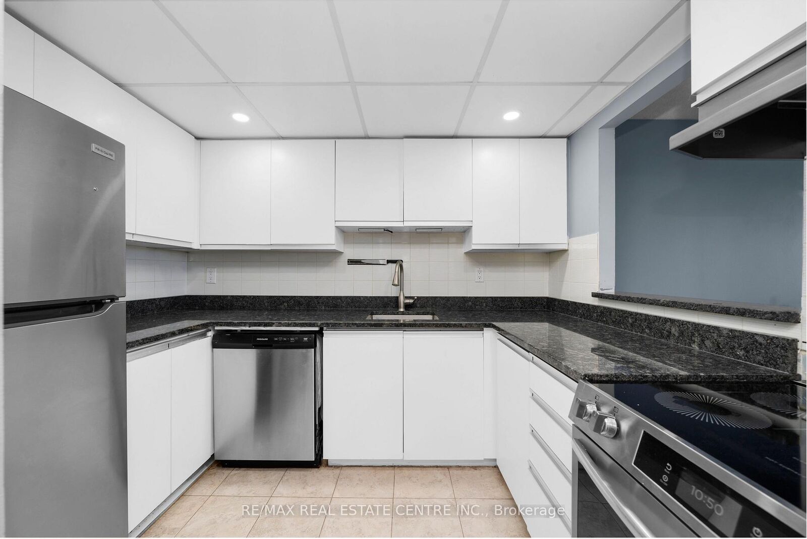 Property Photo: 20 McFarlane Drive 1504 ON L7G 5J8