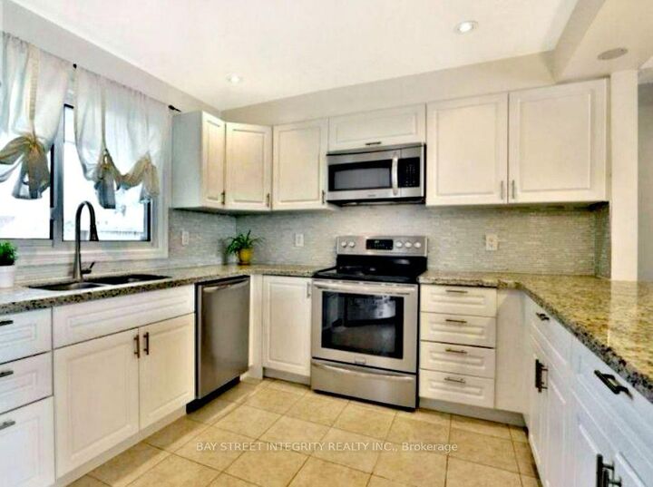 Property Photo: 1580 Lancaster Drive 29 ON L6H 2Z5