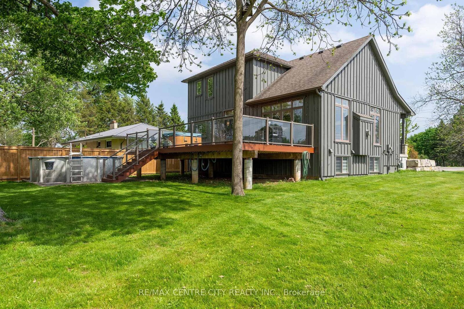 Property Photo: 2580 Dundas Street ON N5V 3C7