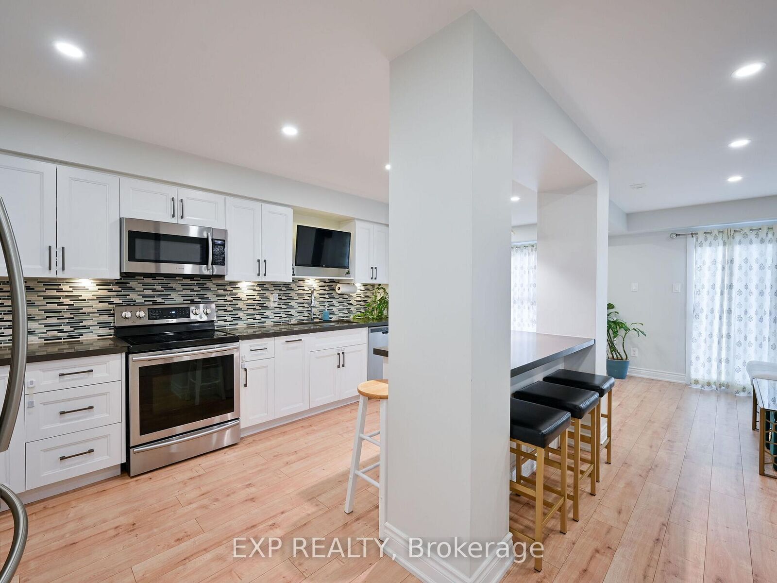 Property Photo:  3351 Hornbeam Crescent N 64  ON L5L 3Z8 