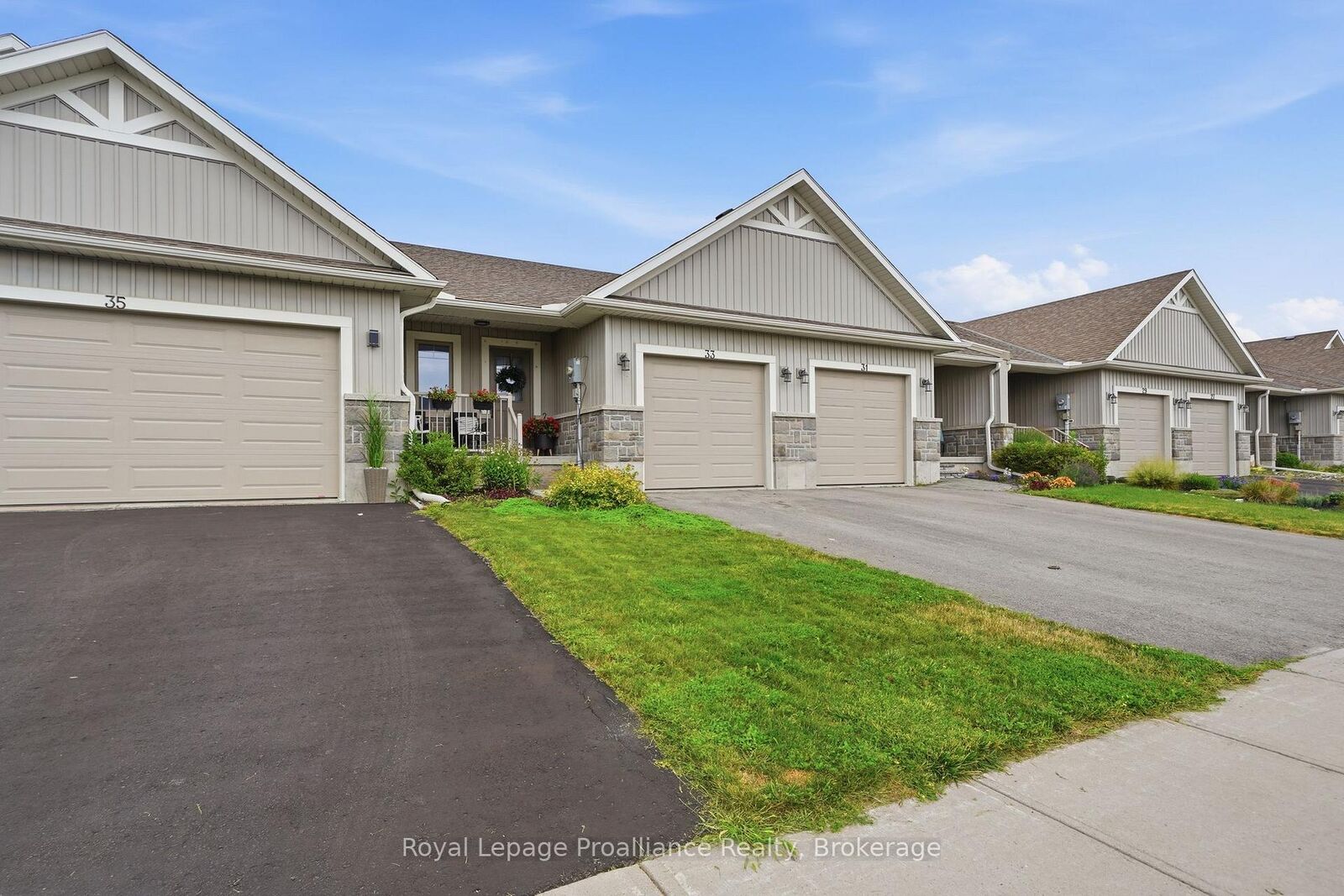 Property Photo: 33 Chinook Street ON K8P 0C6