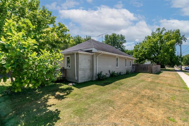Property Photo: 252 Wellington Street East ON N7M 3P5