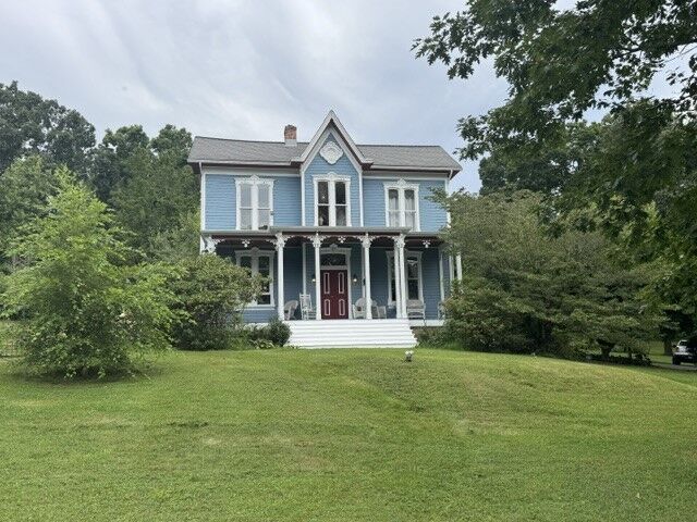 Property Photo:  275 Wolfe Ln  PA 15642 