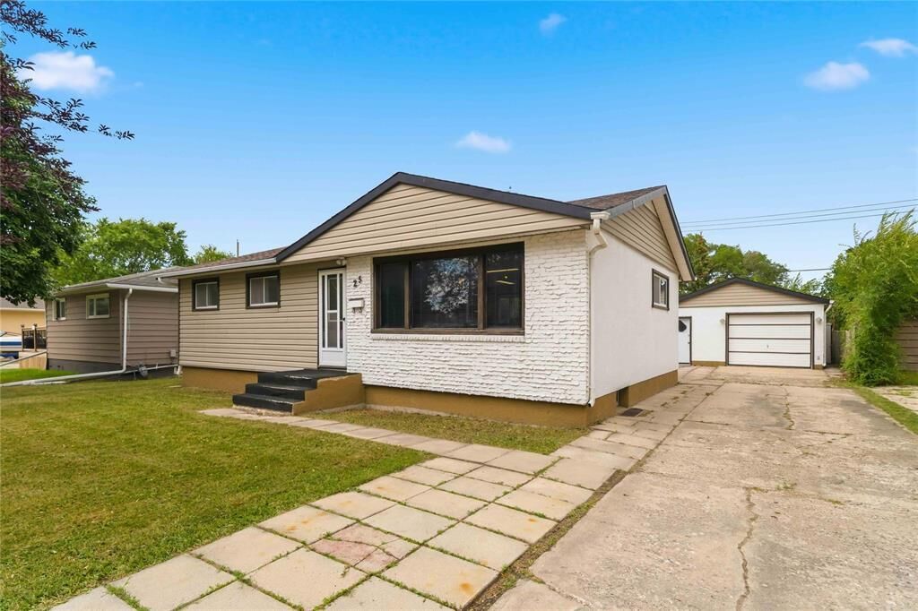Property Photo:  25 Bibeau Bay  MB R2J 2A6 
