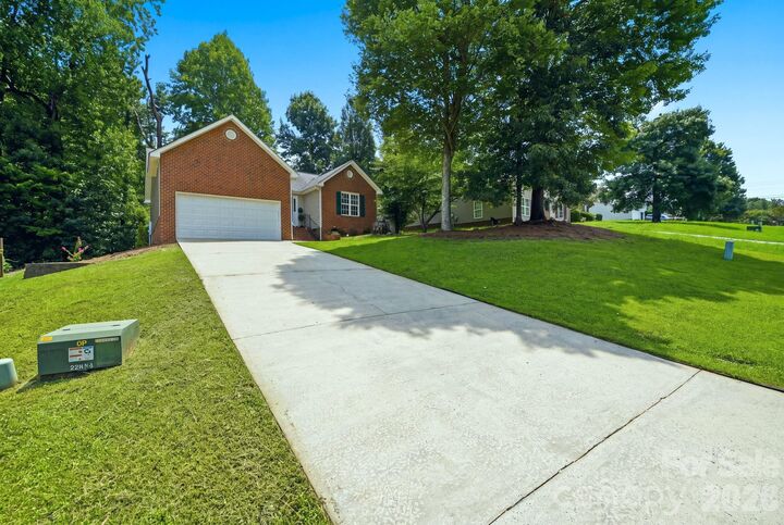 Property Photo:  1008 Raywood Court  NC 28104 