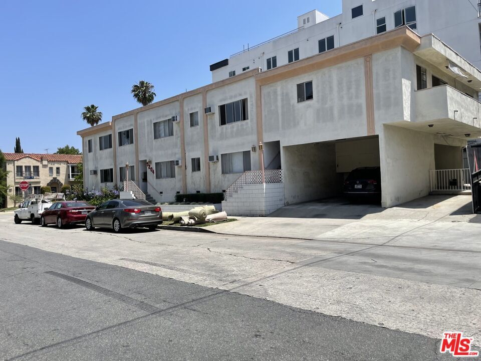 Property Photo:  9204 Whitworth Dr, Unit 5  CA 90035 