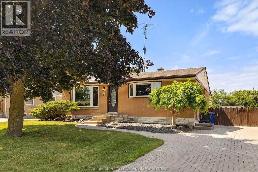 Property Photo:  23 Queensway Drive  ON N7M 4G3 