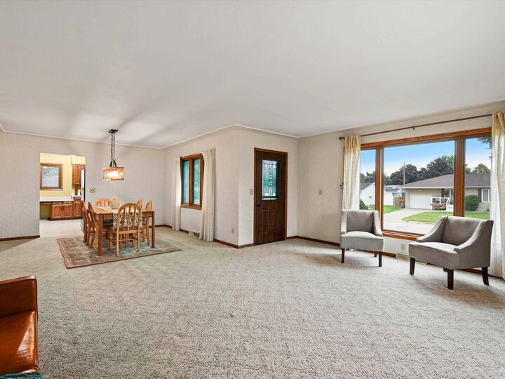 Property Photo:  727 SE 10th Avenue  IA 52040 