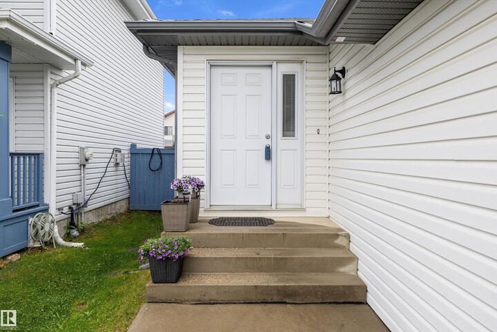 Property Photo:  3344 24 Avenue NW  AB T6T 1Y5 