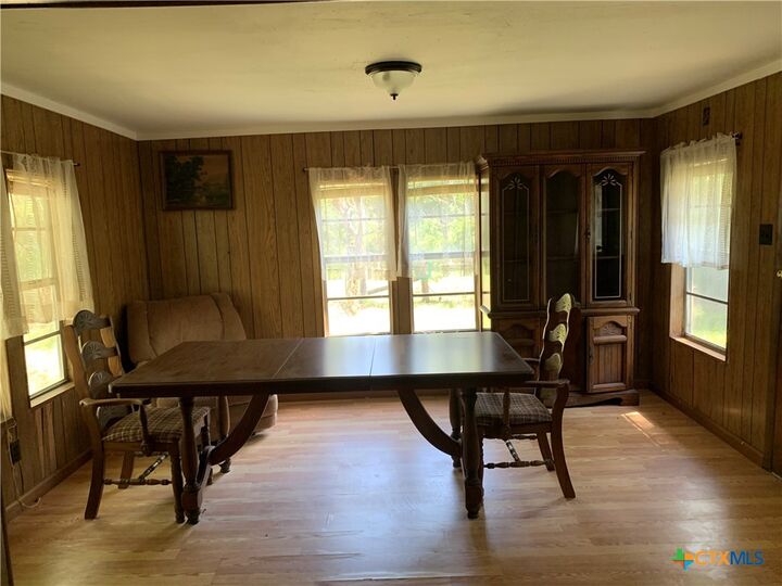 Property Photo:  