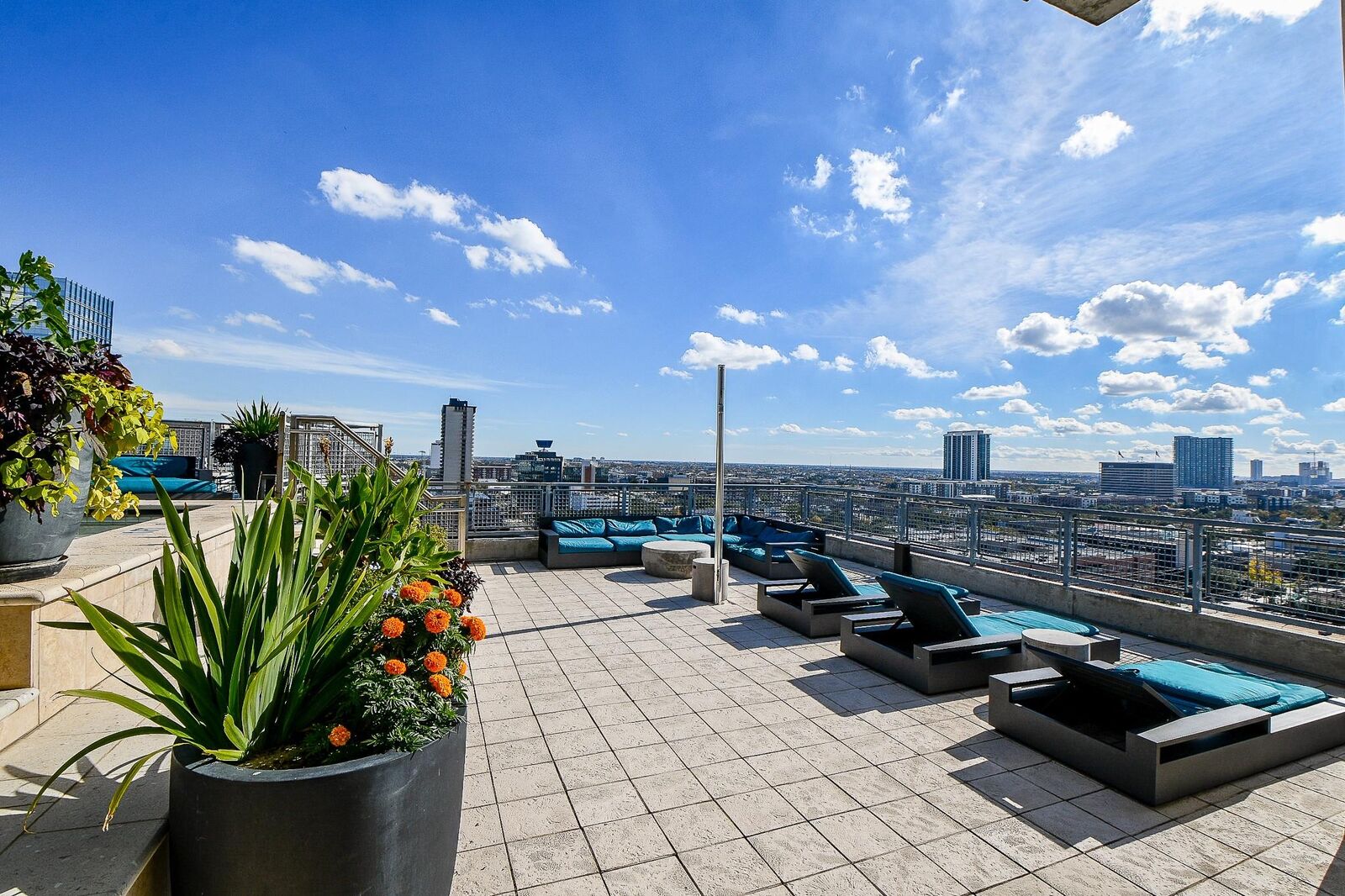 Property Photo:  2000 Bagby Street 5441  TX 77002 