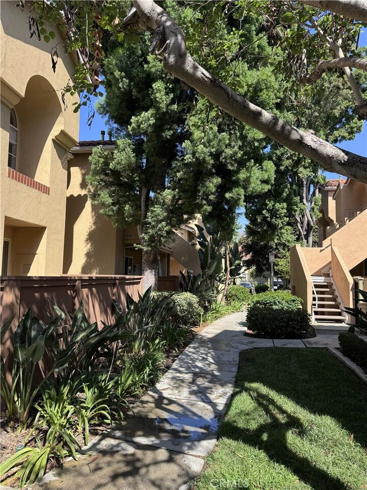 Property Photo: 68 Costero Aisle 305 CA 92614