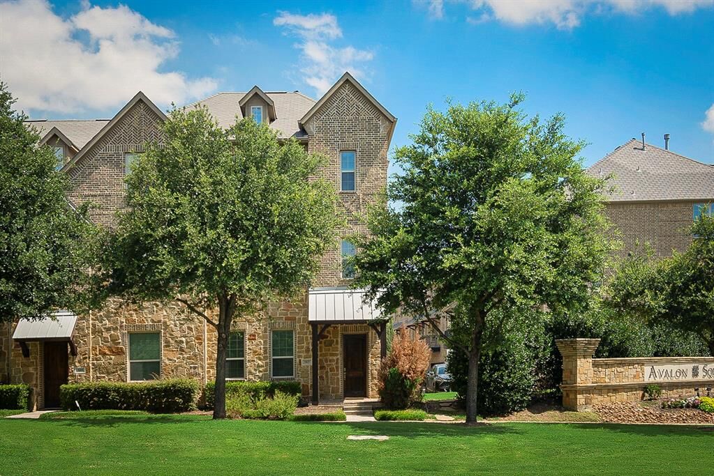 Property Photo:  503 W Royal Lane  TX 75039 
