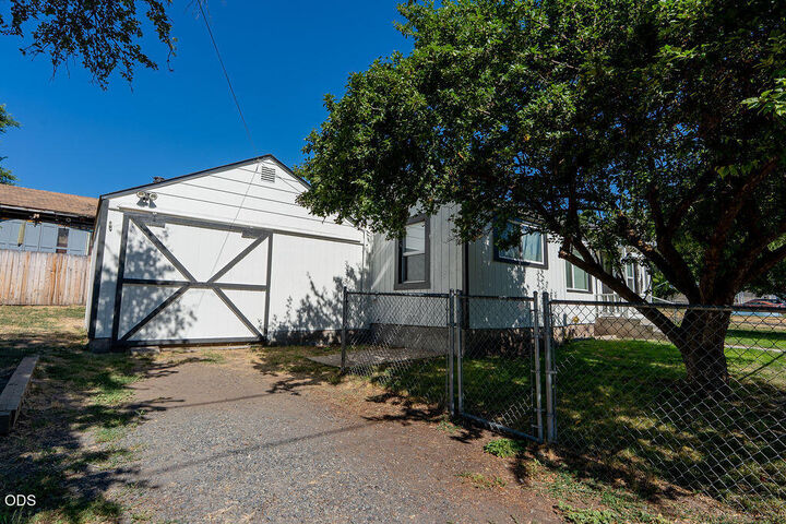 Property Photo:  1804 Laurel Street  OR 97601 