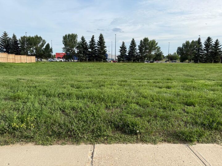 Property Photo:  85 Upland Boulevard NW  AB T1R 0R3 