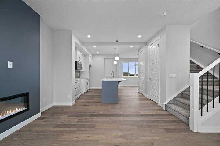 Property Photo:  250 Southbow Avenue  AB T4C 2S6 