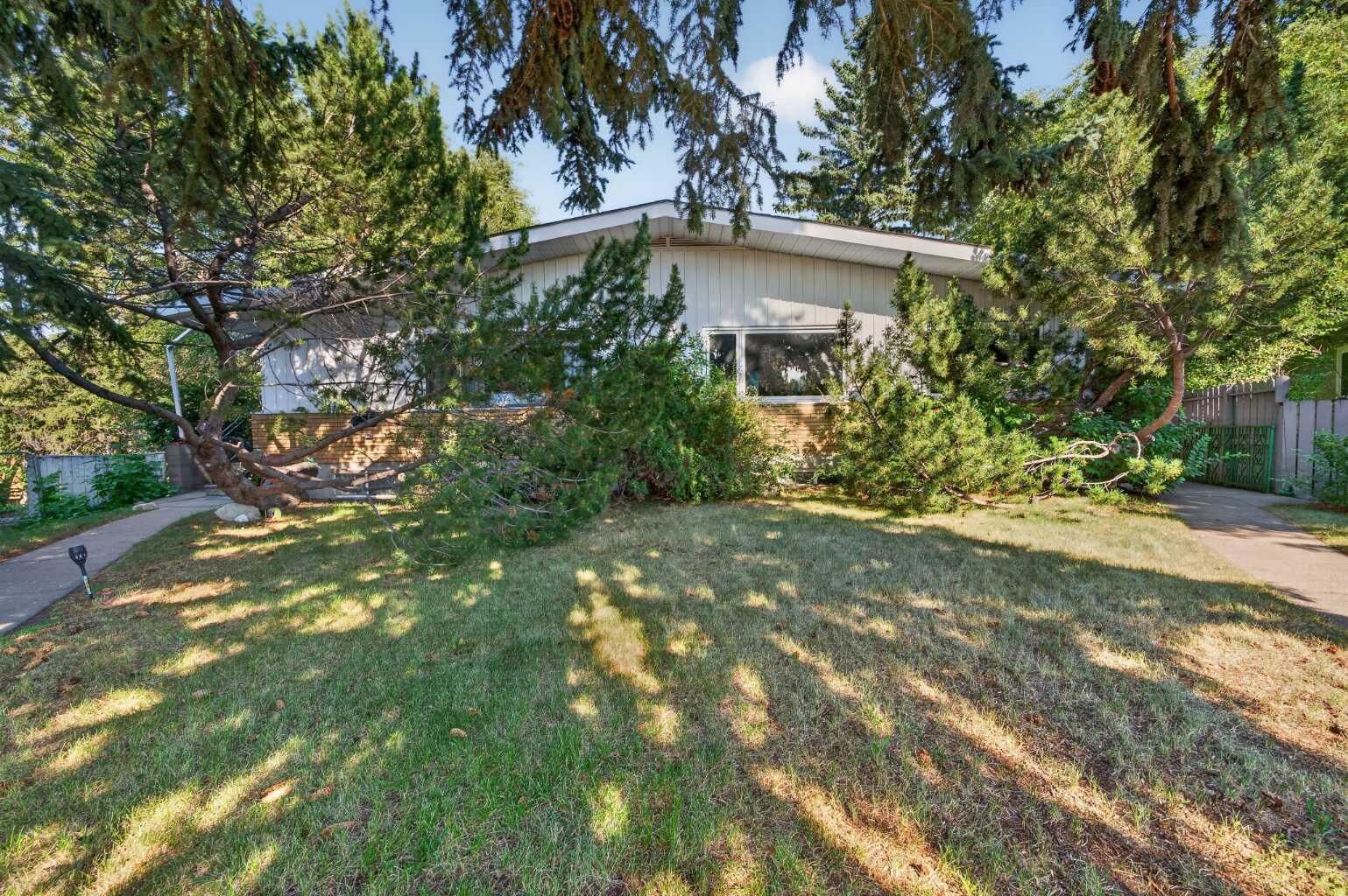 Property Photo: 14 Rosetree Crescent NW AB T2K 1M9