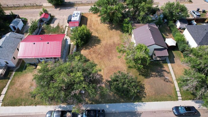 Property Photo: 519 2 Avenue E AB T1R 0H6