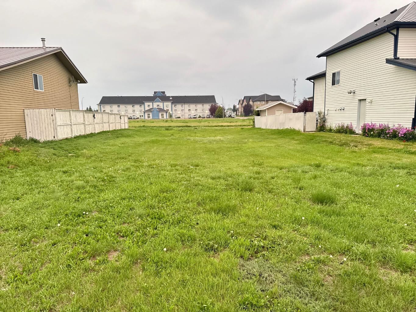 Property Photo:  132 Upland Avenue W  AB T1R 1M9 