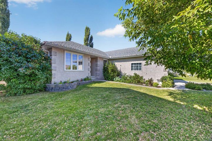 Property Photo:  223 10 Avenue NE  AB T0M 1X0 