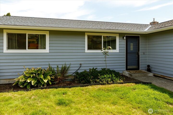 Property Photo: 699 Maplewood Loop WA 98277