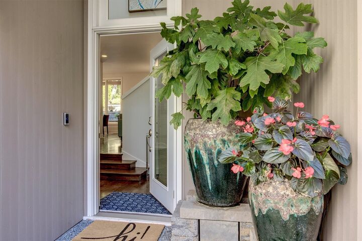 Property Photo:  604  Bellevue Way SE  WA 98004 