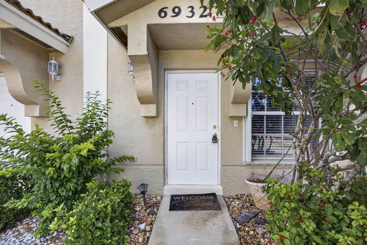 Property Photo:  6932 Stoney Creek Circle  FL 33467 