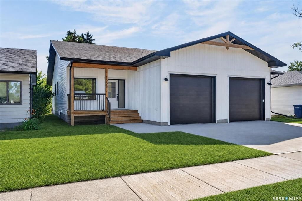 Property Photo:  1008 10th Street  SK S0K 2A0 