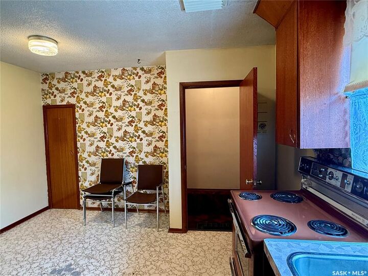 Property Photo:  2921 23rd Street W  SK S7L 0B4 