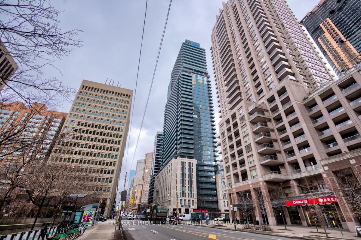 Property Photo: 955 Bay Street 2711 ON M5S 0C6