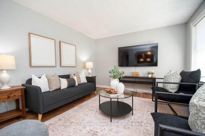Property Photo: 4 Daniel Court ON K9V 4Z9