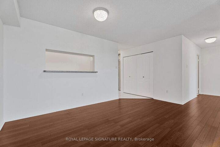 Property Photo: 11 Townsgate Drive 1410 ON L4J 8G4
