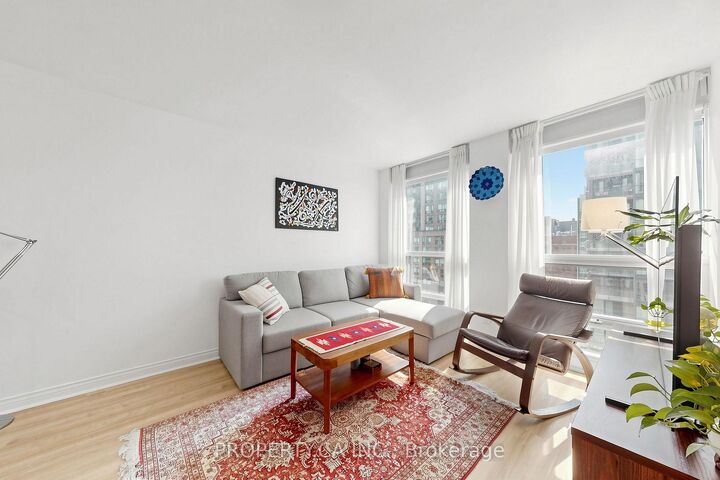 Property Photo:  763 Bay Street 1812  ON M5G 2R3 